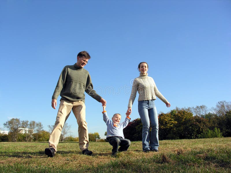 Familia feliz otono.