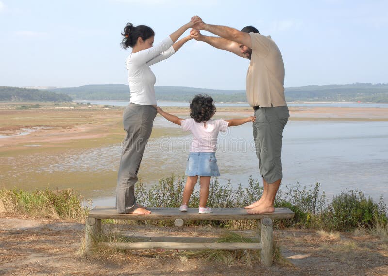 Famiglia felice di giocare in un parco.