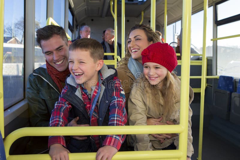 Šťastná rodina na autobus.