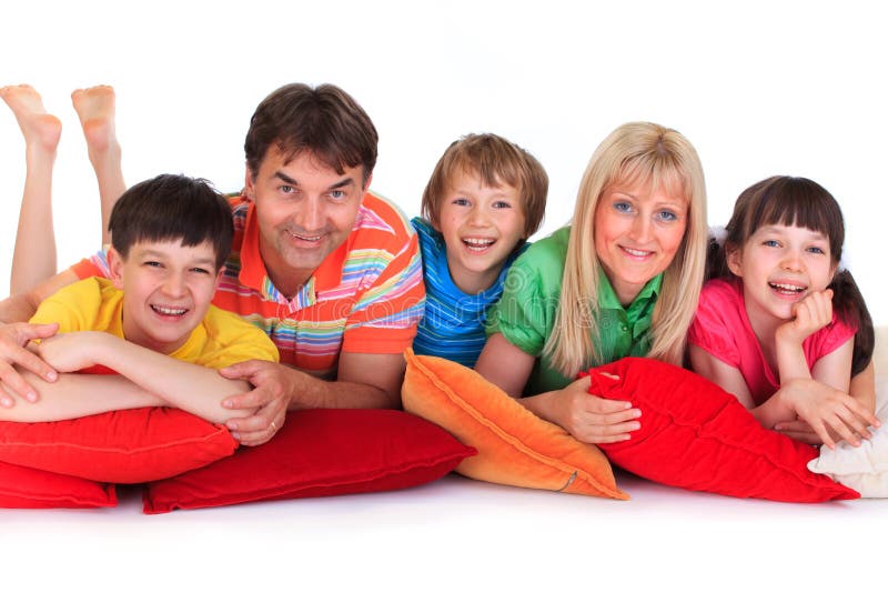Close up der glückliche Familie liegen auf rot Nackenrolle Kissen mit weißen hintergrund.