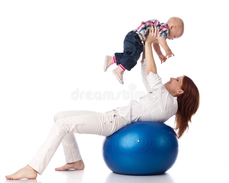 Madre e dolce piccolo bambino con la palla fitness su uno sfondo bianco.