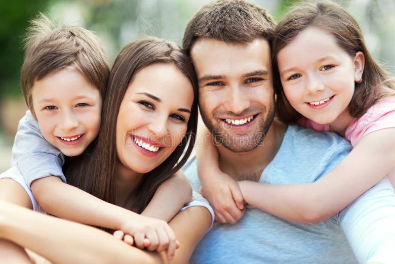 Famiglia felice e sorridente insieme all'aperto.