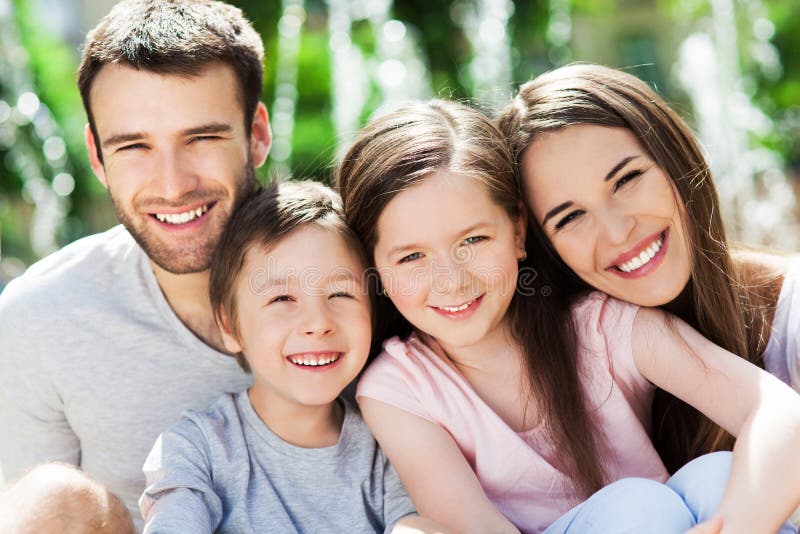 Familia feliz común afuera.