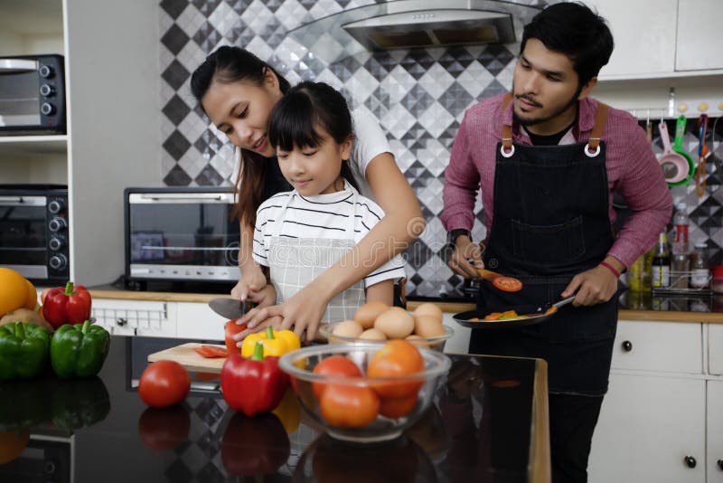 https://thumbs.dreamstime.com/b/happy-family-have-dad-mom-their-little-daughter-cooking-tog-together-kitchen-127428930.jpg