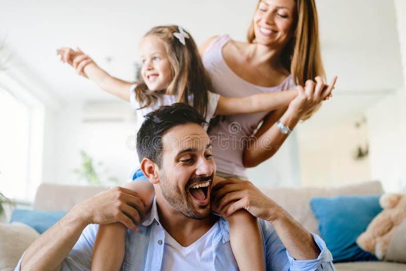 Famiglia felice divertirsi volte a casa insieme.