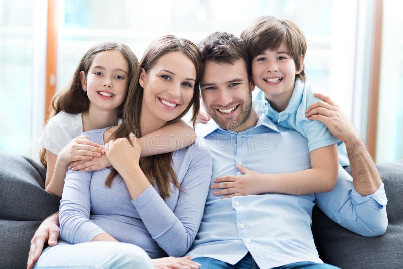 Famiglia sorridente di relax a casa.