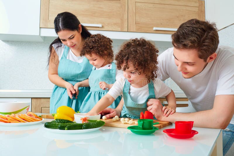 Семья на кухне. Кухня Близнецы. Childhood Cooking with dad. Два вас родители кухня. My parents cooking