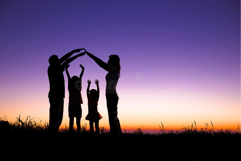 Glückliche Familie das Haus-Zeichen auf dem Hügel.