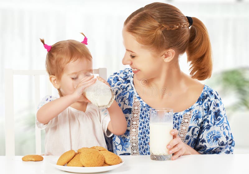 Daughters milk. Завтрак для ребенка с молоком. Девочка дочь и Milk. Фотосессия с молоком дети. Девочка пьет молоко с печеньем на завтрак.