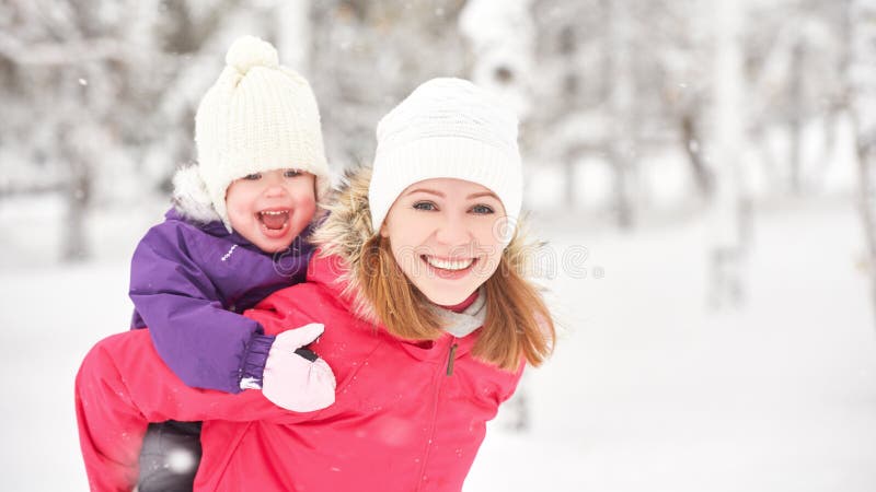 Felice, famiglia, madre e bambina figlia a giocare e ridere in inverno all'aperto in mezzo alla neve.