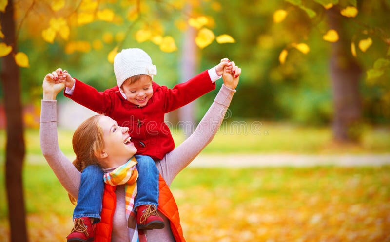 Felice, famiglia, madre e figlio, figlia giocare coccole d'autunno passeggiata nella natura all'aria aperta.