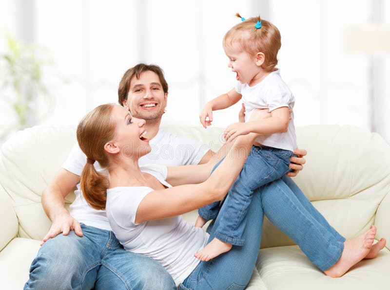 Familia feliz madre,, un nino sobre el sobre el sofá a sonriente.