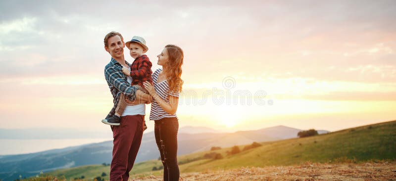 Famiglia felice madre,, sul natura sul tramonto.