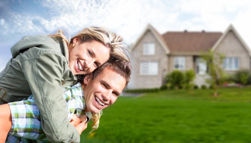 Familia feliz más cercano nuevo casa.