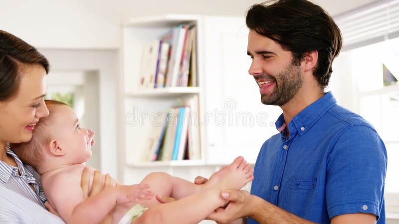 Familie fericită jucându-se cu copilul stock footage