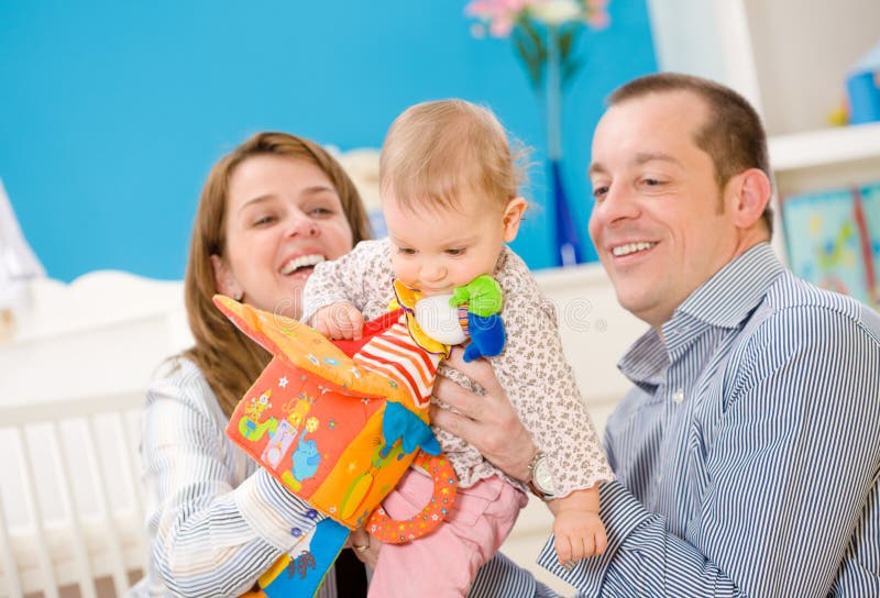 Familia feliz común madre, a 1 viejo un nino sobre el para ninos,.