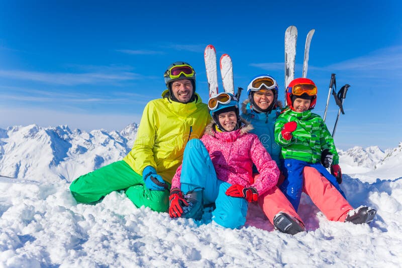 Divertido, esquiar familia feliz esquiar un equipo.