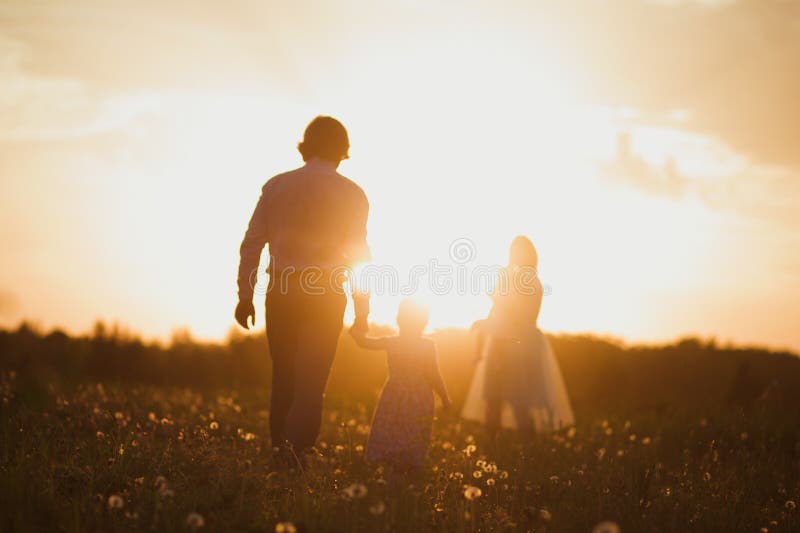 Familia feliz común mano en la mano.