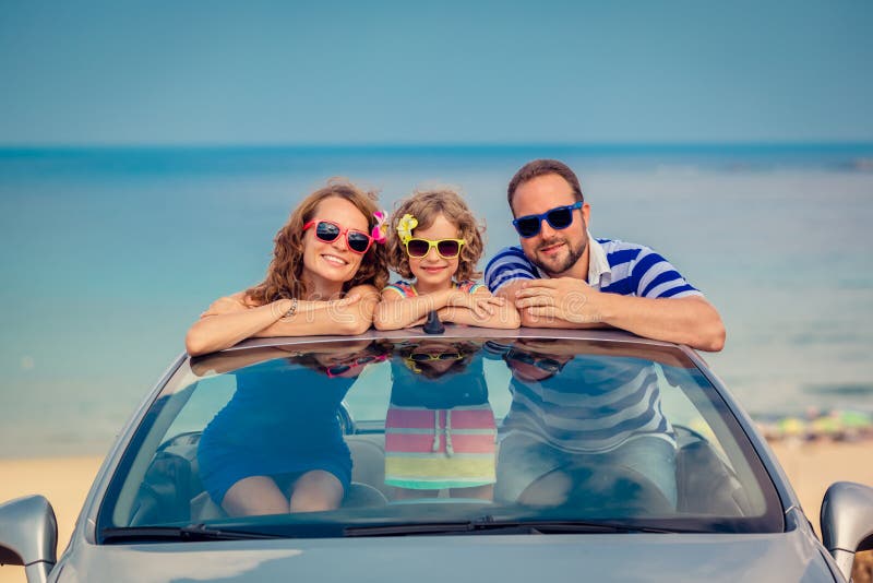 Familia feliz viajar de acuerdo a auto sobre el el mar.