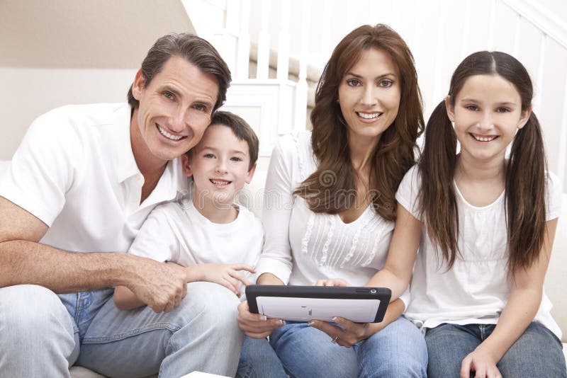 Atractivo feliz, familia de madre,, un hijo sobre el sofá sobre el divirtiéndose computadora.