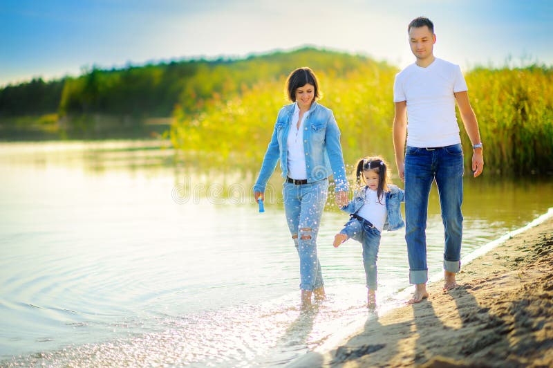 Своими семью озерами. Счастливая семья на озере. Семейная фотосессия на озере. Семейная прогулка. Фотосессия семьи на озере.