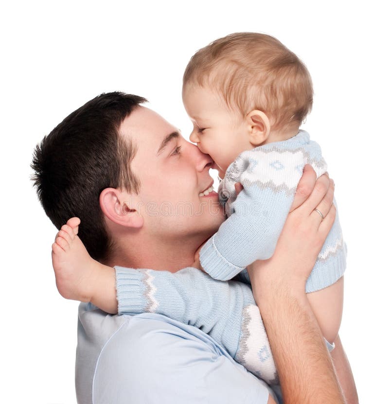 Padre felice con un bambino isolato su sfondo bianco.