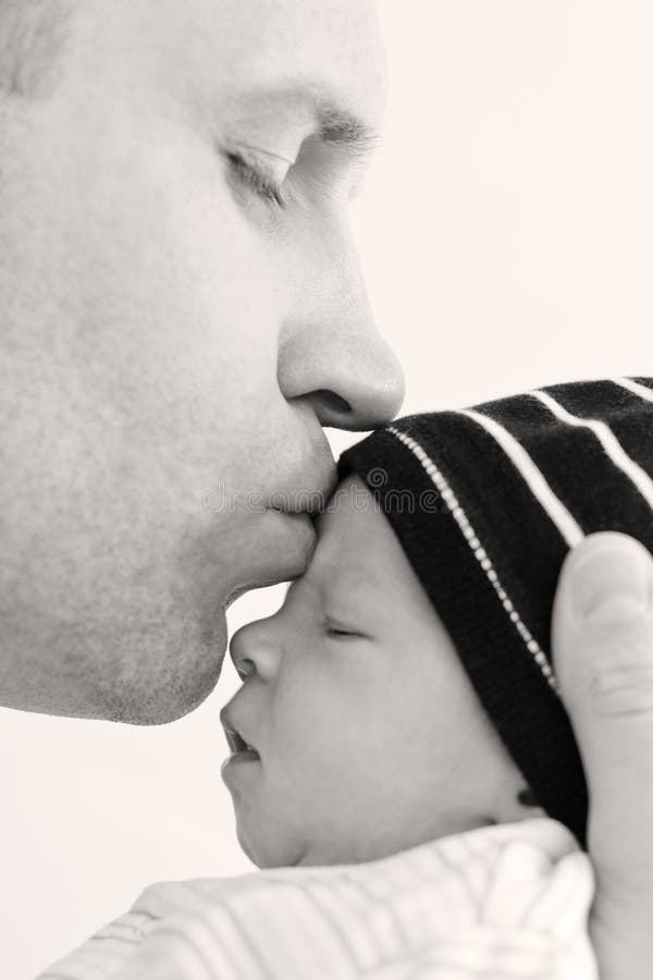 Поцелуй отец сын. Папа целует сына. Папа целует маленького сына. Батюшка целует младенца. Папа целует сын с языком.