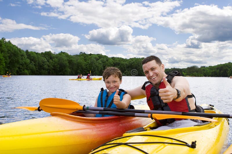 Padre e figlio, godendo di kayak.