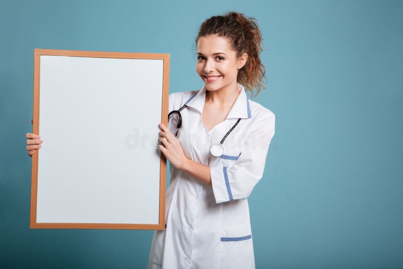 Happy female doctor showing blank board royalty free stock image Happy female doctor showing blank board royalty free stock image