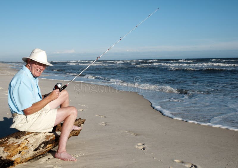 Un anziano uomo di pesca dalla spiaggia a Perdido Key, in Florida.