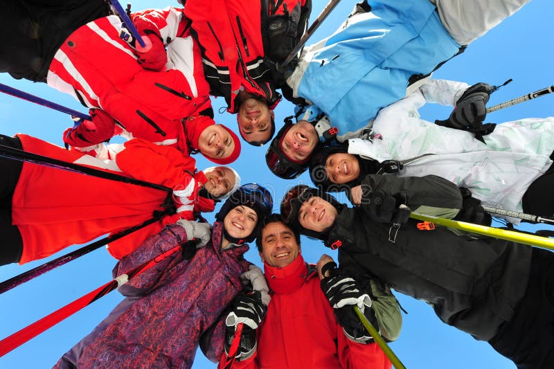 Eine Gruppe von Freunden auf die Piste fühlen und glücklich.