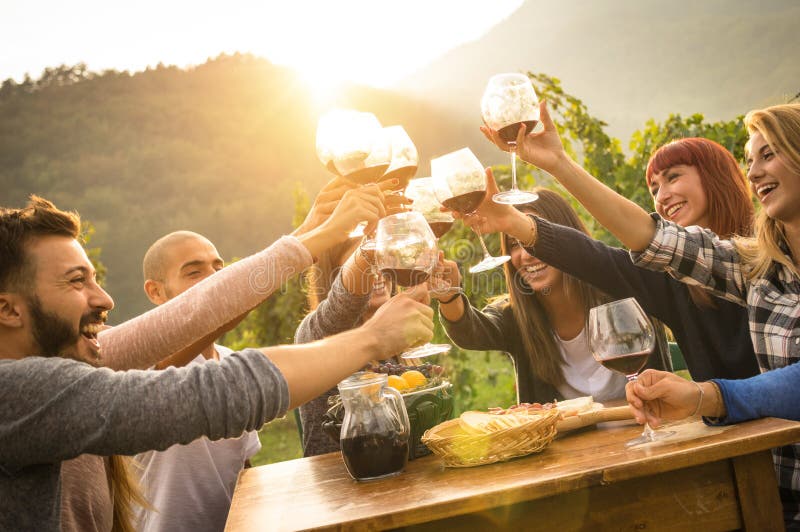 Glücklich Freunde haben Spaß im freien, Junge Leute in der Ernte Zeit zusammen im Bauernhaus, Weinberg-Landschaft Jugend-und friendship-Konzept.