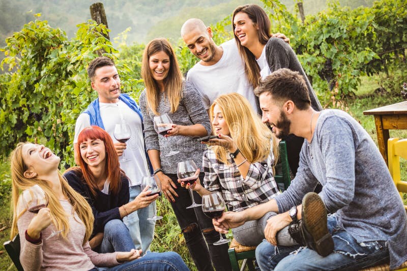 Glücklich Freunde haben Spaß im freien, Jungen Menschen das trinken von Rotwein während der Ernte Zeit, Bauernhaus, Weinberg, Weingut Jugend Freundschaft-Konzept.