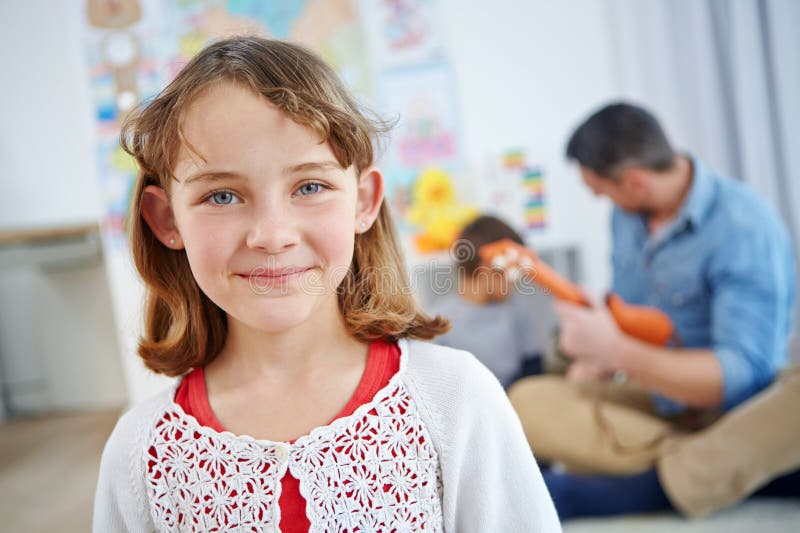Happy Girl und Portrait von Kind im Haus mit Vater für Pflege verbinden und Familie kühle am Wochenende. Cute Child stockfotos