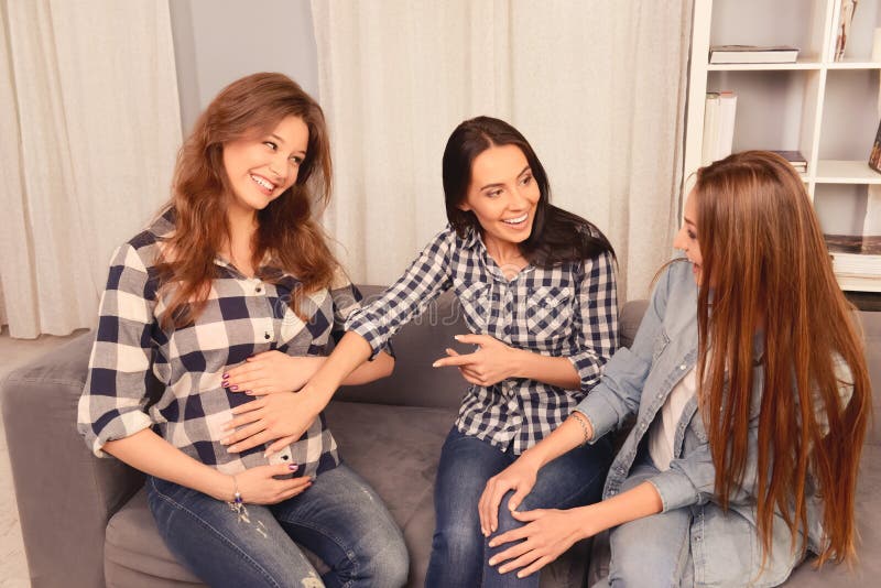 Клуб обмена мать. Беременные подружки. Фотография беременных подруг на диване. Беременные подруги картинки. Беременные подруги 2022.