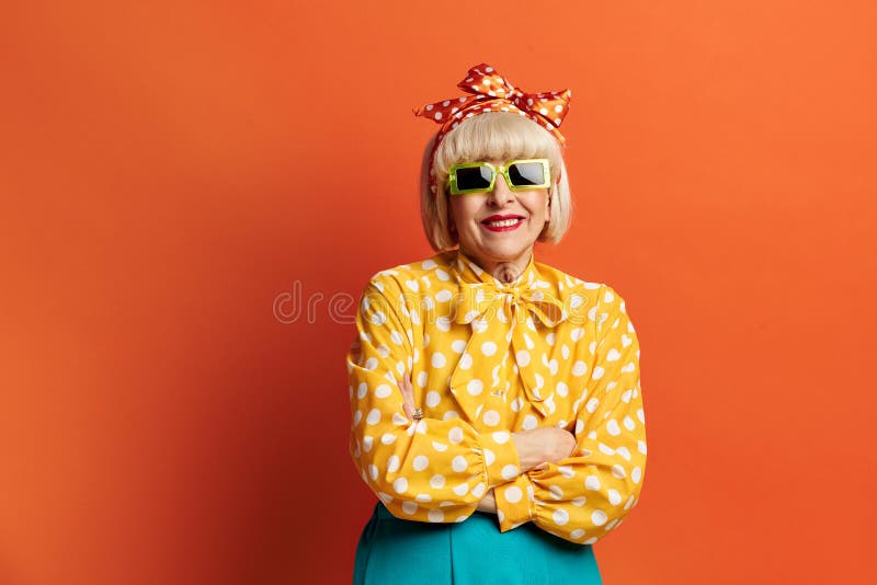 Happy grand-mère pose studio. dame joyeuse posant les bras croisés photo stock