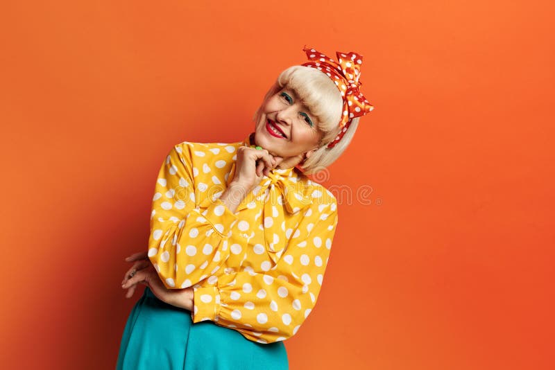 Happy grand-mère pose studio. jolie petite coiffeuse joyeux qui pose images stock