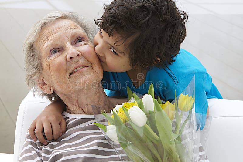 Объятия бабушки и внучки. Great-grandmother and grandson. Grandmother Kisses her grandson. Grandma Happy portrait. Волосатая старая мать с сыном