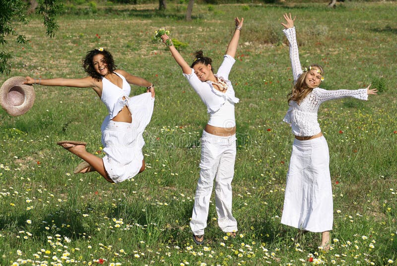 Skupina šťastný, zdravý, s úsměvem na jaře nebo v létě dospívajících nebo mladých skákání.
