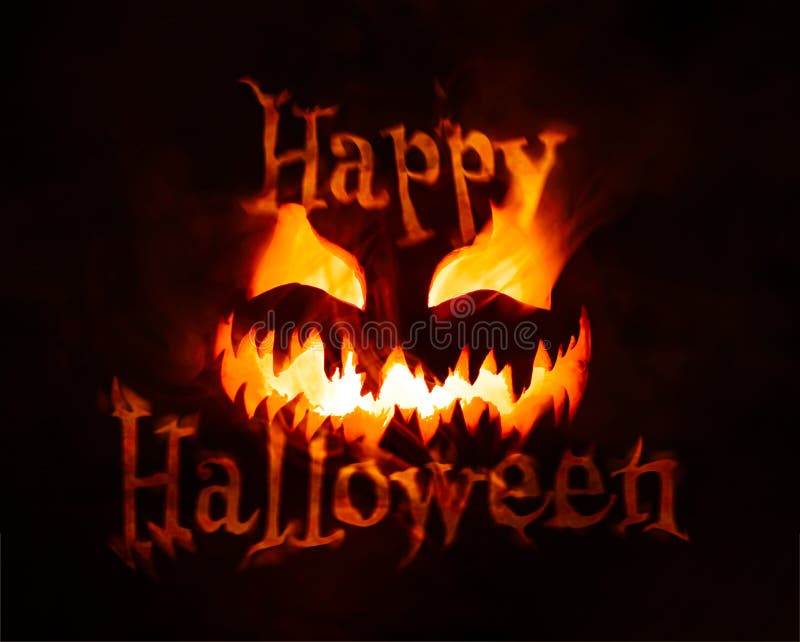 Happy halloween grüßt über einen skurrilen, geschnitzten Buchsack oder Laterne, der ein feuriges Rot mit dickem Rauch aus dem Gesi stockbilder