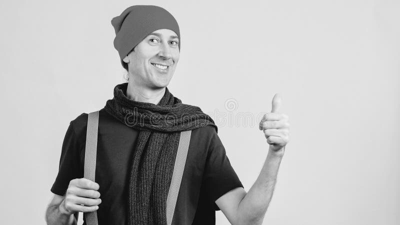 Happy Hipster Mann zeigt Daumen in der Nähe der grauen Wand, Kopierraum Menschen, Erfolg und Lebensweise Funny Mann lächelt und lizenzfreies stockfoto Happy Hipster Mann zeigt Daumen in der Nähe der grauen Wand, Kopierraum Menschen, Erfolg und Lebensweise Funny Mann lächelt und lizenzfreies stockfoto