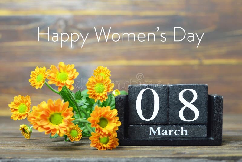 Happy International Womens Day Card Holzkalender und orangefarbene Chrysanthemumblüten lizenzfreie stockfotografie