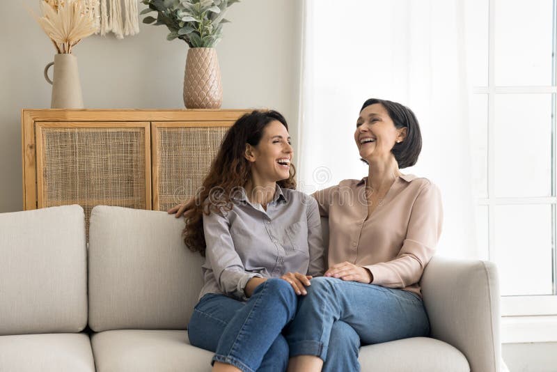 Happy Jahrtausend Chat-weiblich lachen Spaß mit älteren Müttern stockbild