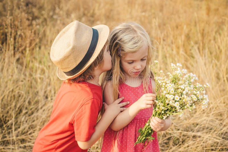 Happy Kid sur le terrain d'été Enfants heureux, fillette et garçon serrés dans l'ombre en été dans la nature Les émotions humaine image stock Happy Kid sur le terrain d'été Enfants heureux, fillette et garçon serrés dans l'ombre en été dans la nature Les émotions humaine image stock