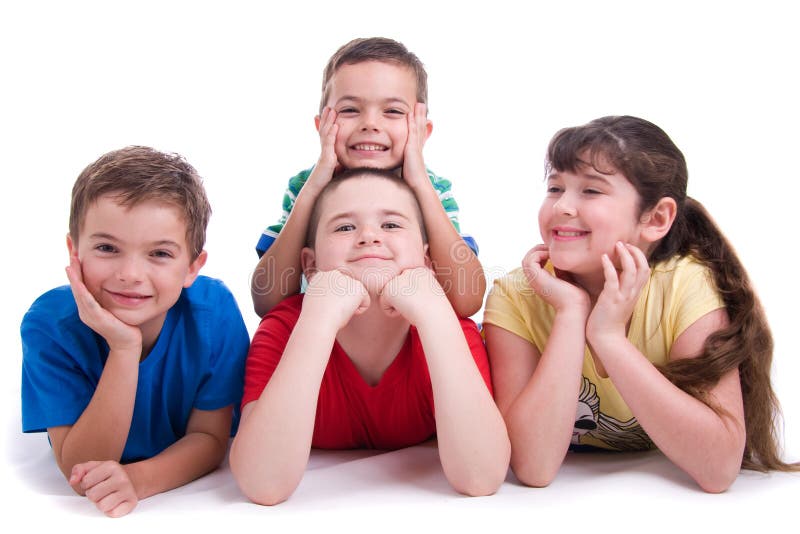Uno studio di vista di quattro felice, sorridente bambini disteso sul pavimento.