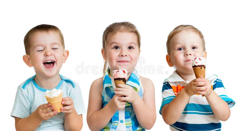 Felice, bambini, ragazzi e una ragazza a mangiare il gelato in studio isolato.
