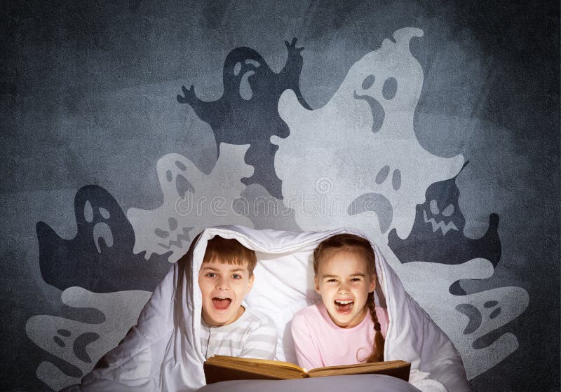 Happy little kids reading book in bed stock photography Happy little kids reading book in bed stock photography