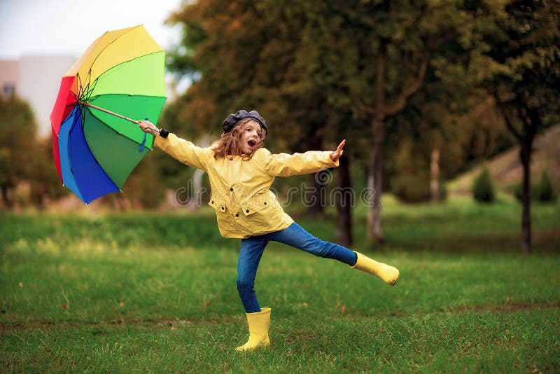 Happy lustiges Mädchen mit Regenschirm in Gummistiefeln lizenzfreies stockfoto Happy lustiges Mädchen mit Regenschirm in Gummistiefeln lizenzfreies stockfoto