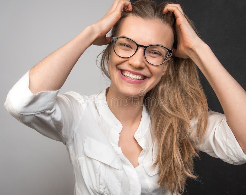 Glücklicher lächelnder Abschluss der jungen Frau auf Gesichtsporträt. Lächeln mit den Zähnen stockfoto