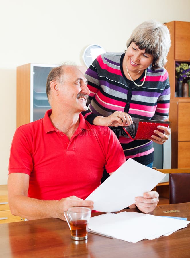 Happy mature family with financial documents royalty free stock photography Happy mature family with financial documents royalty free stock photography